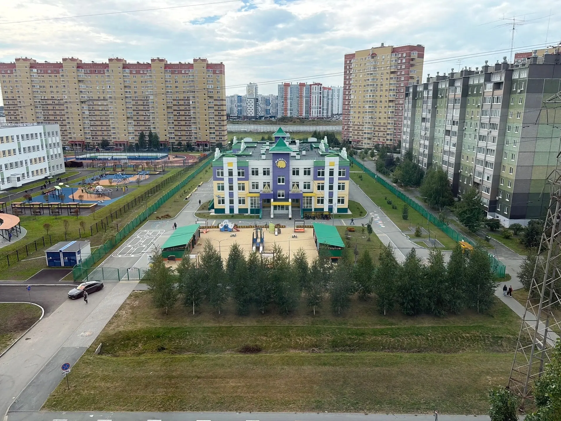 Школа 65, к.3 закапывают вдоль школы канаву, которая служит отводным каналом. Идет чере...