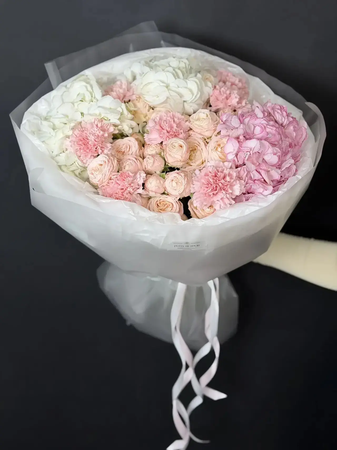 Букет с гортензией, кустовыми розами и диантусами💗