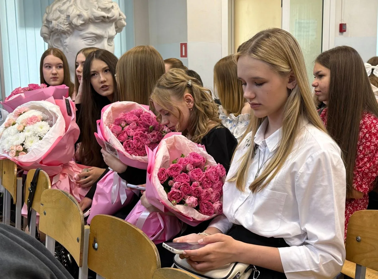 «Мгновения из школьной жизни»
Выпускной-это светлое время, когда вчерашние ученики готовятся вступит