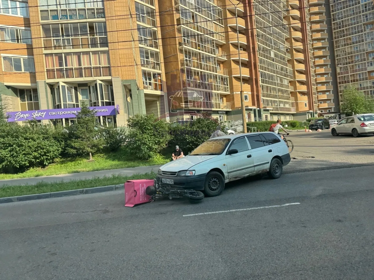 Киренского, 32. Сбили курьера на электровелосипеде.