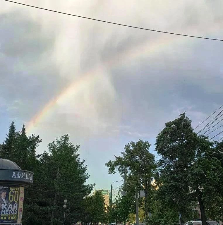 💧🌈 Вчера был удивительный вечер. Дождь без тучек и огромная радуга через проспект Лен...