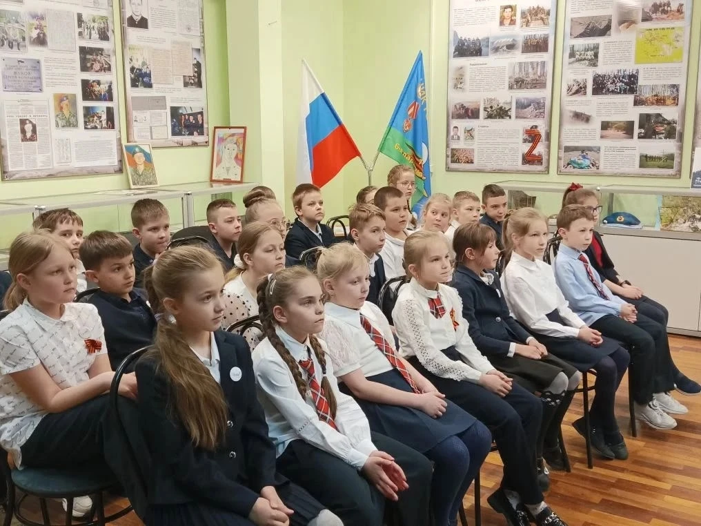 🕊️ «Этот День Победы»: уроки мужества в школьном музее  На базе музея «Защитники Отечества» для учен