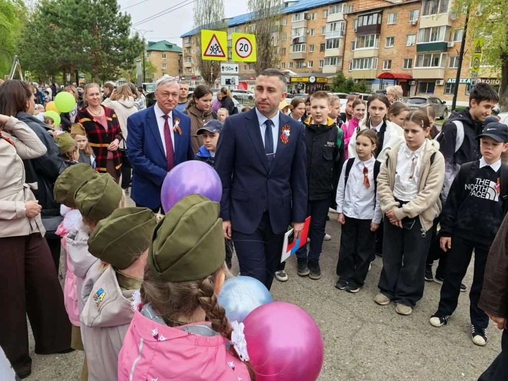 Музей Победы под открытым небом работал сегодня, 8 мая, на улице Калининской   Свои работы - исследо