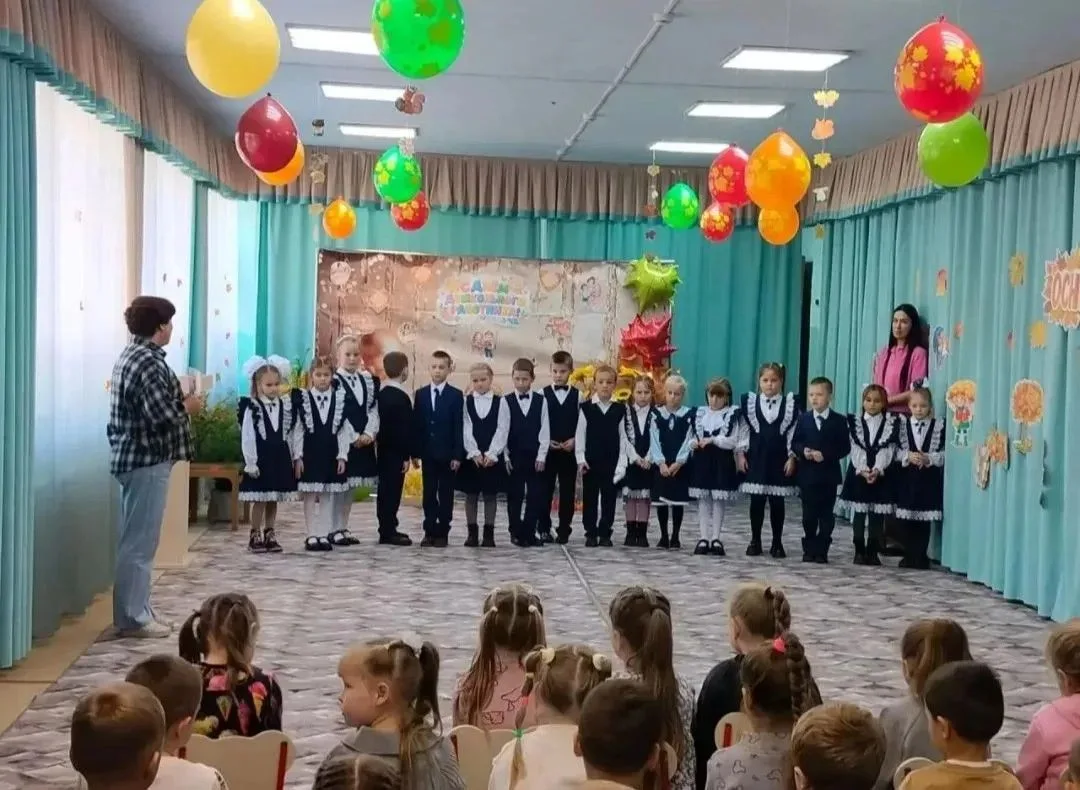 🍂 От чистого сердца: как наши первоклассники поздравили воспитателей!