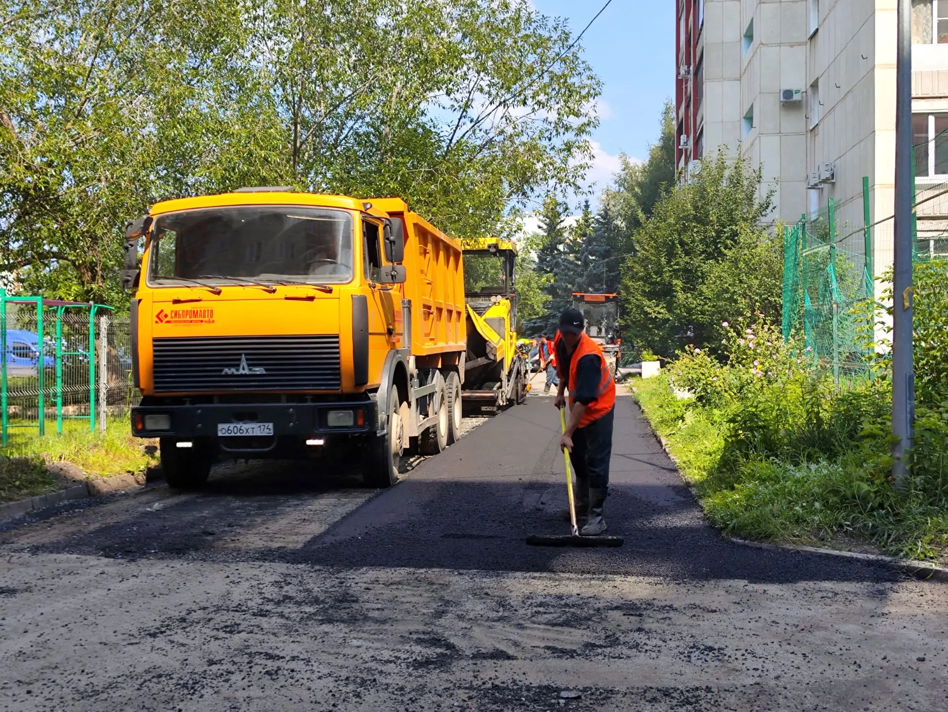 Сегодня подрядчик ПО «Маяк» приступил к основным работам во дворе дома № 23 по б. Луначарского. 

Сп
