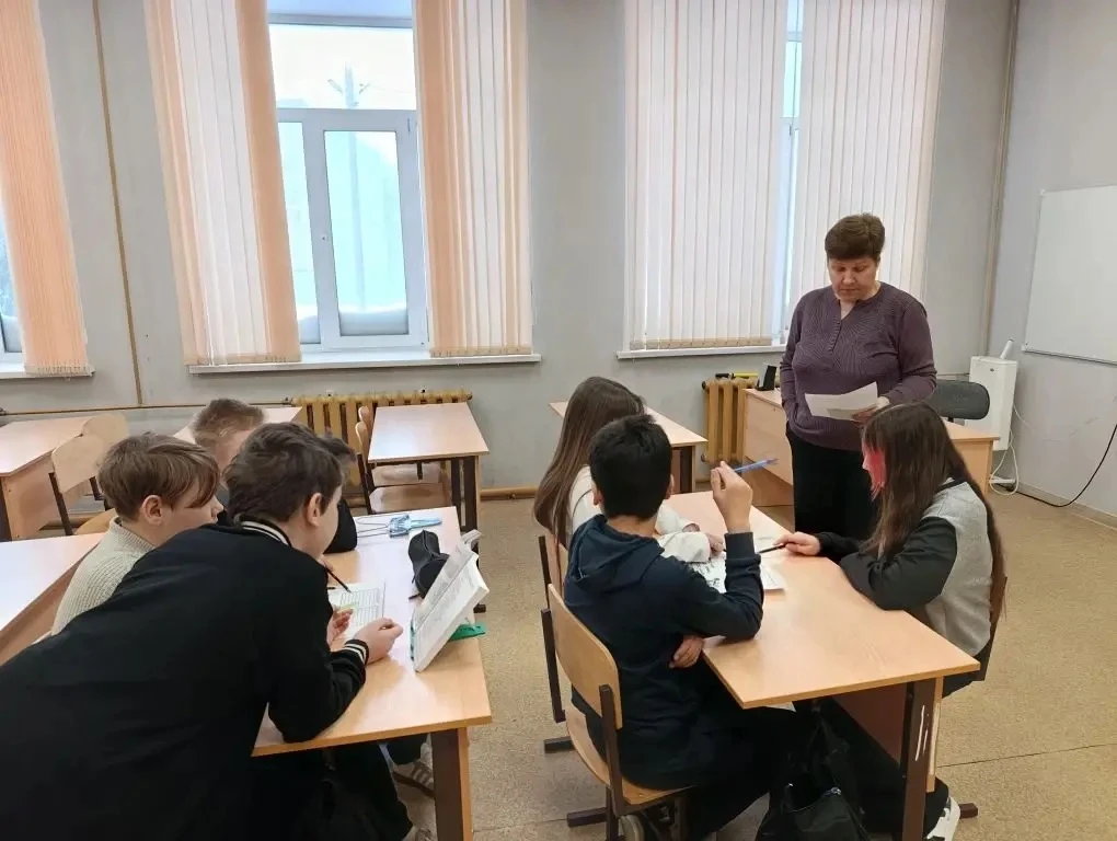 Играя - познаем. Как прошел «Лингвистический шторм» в нашей школе.

📚 Можно ли подружиться с фразео
