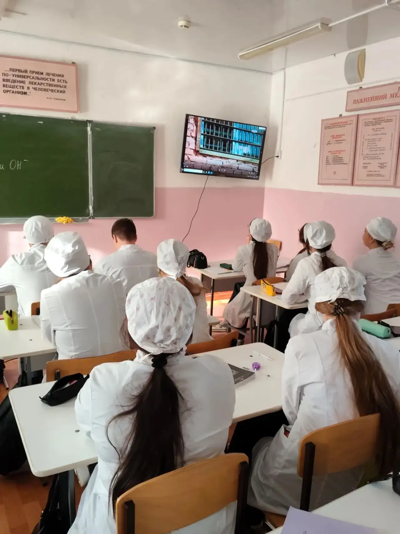 Для студентов  3 и 4 курсов организован кинолекторий с просмотром документальных фильмо...