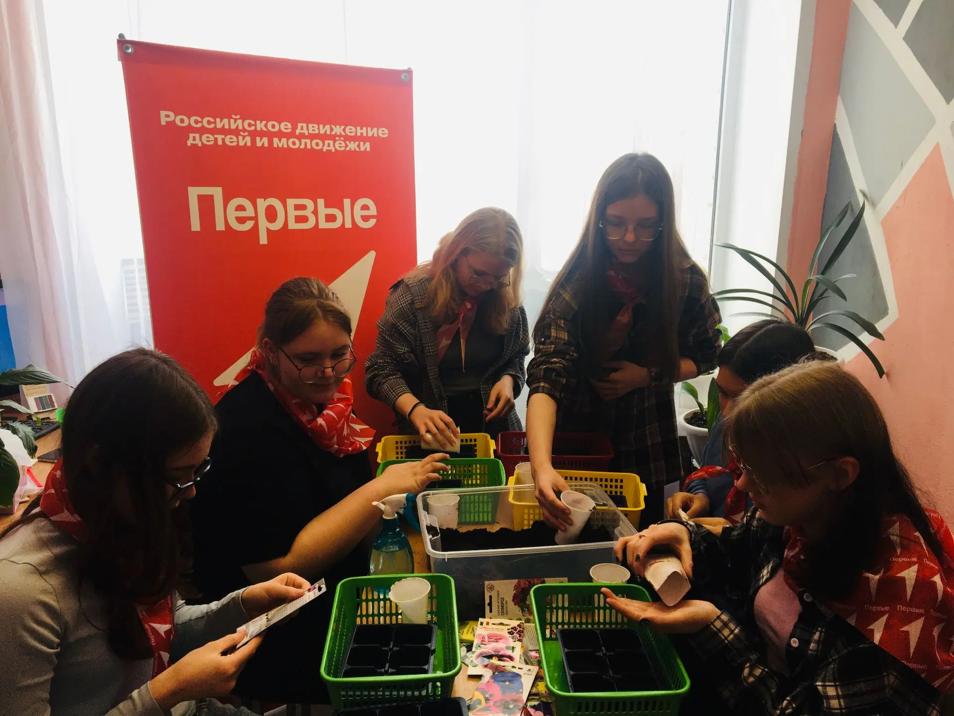 🌿 Зелёный шаг сделан: сажаем будущее своими руками! 🌿    Сегодня в нашей школе произошло маленькое, 