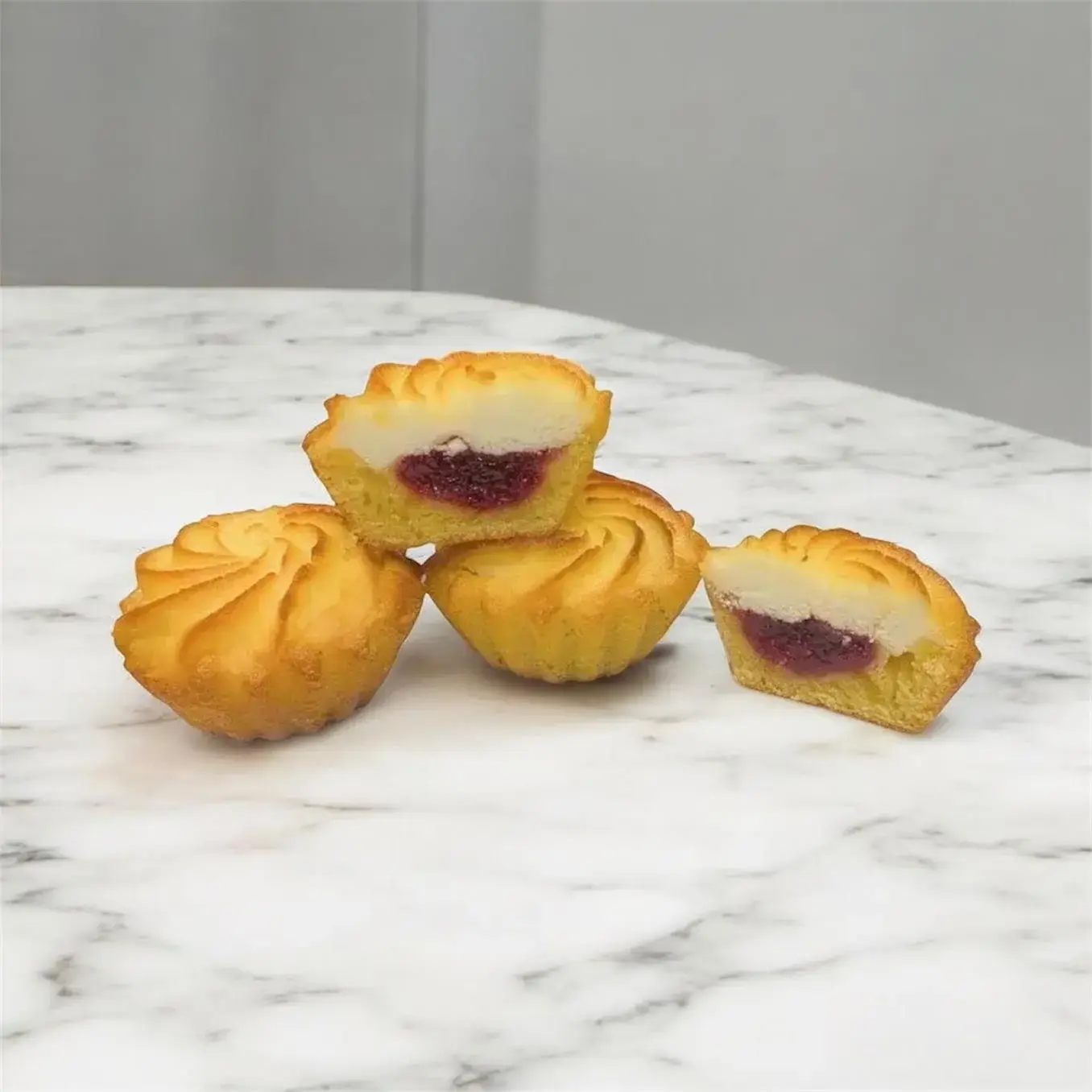 Кекс с клубникой.