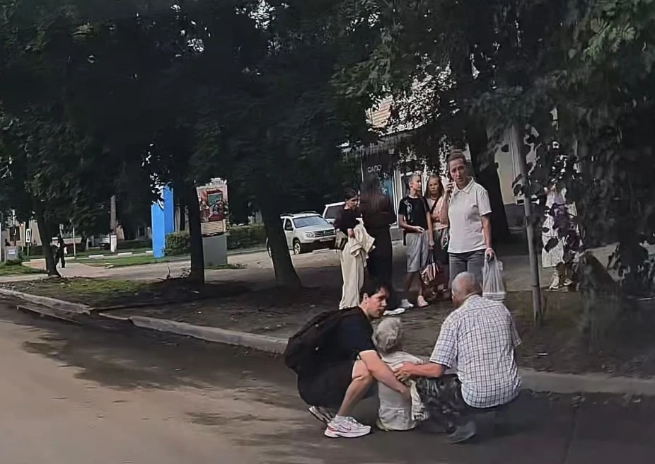 Кто знает что с женщиной с которой плоха сегодня стало на улице, скорая приехала ?