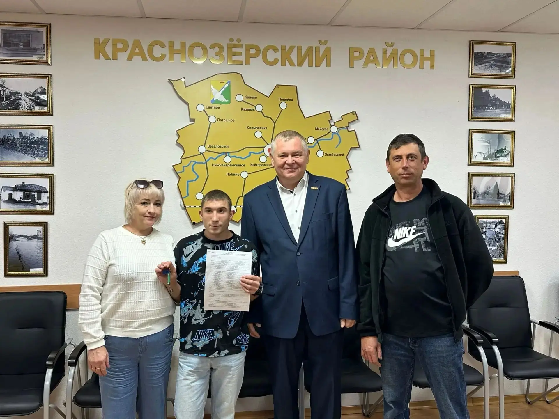 В администрации Краснозерского района глава Б.В. Луцкий вручил ключи от квартиры нашему...