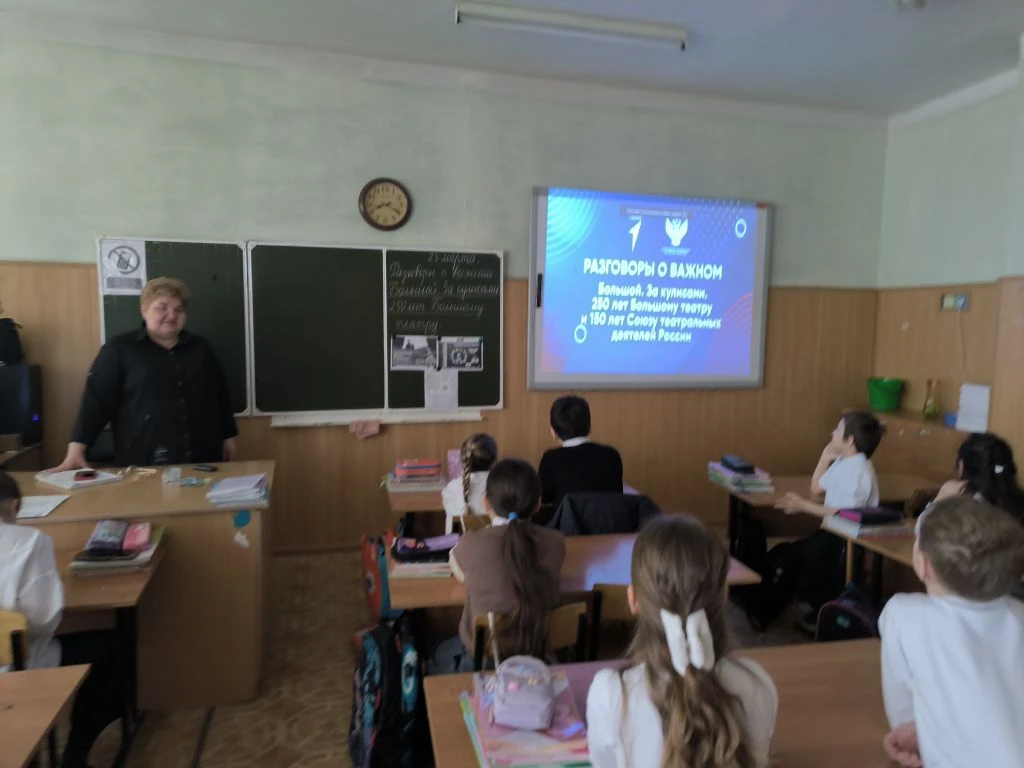 Доброе утро, уважаемые подписчики.  Мы и начали учебную неделю с поднятия государственных флагов Рос