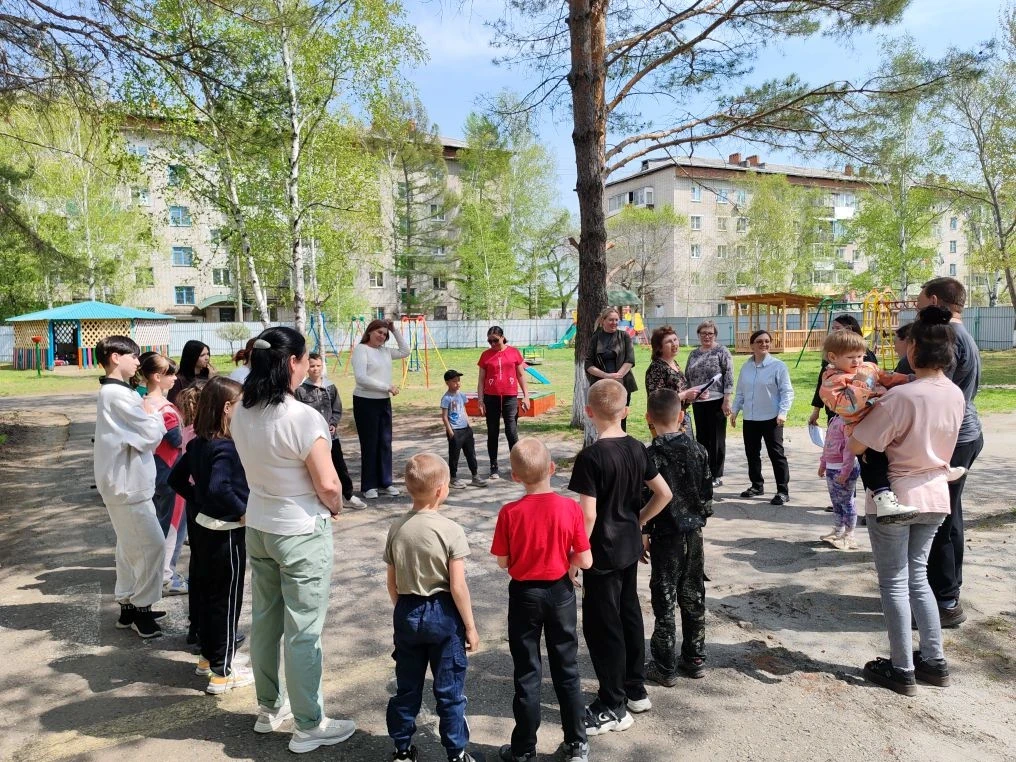 В преддверии Международного дня семьи, 14 мая, родители с детьми, состоящие на социальн...