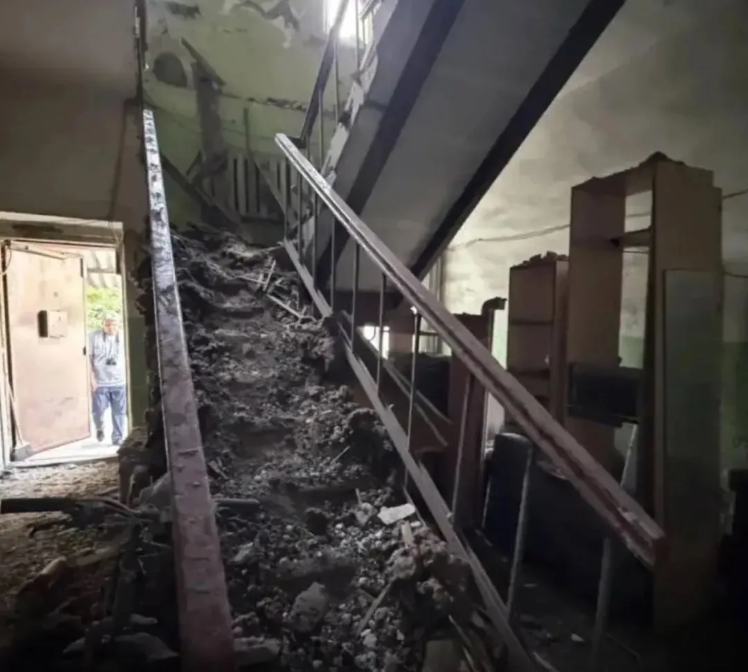 В Омске потолок обрушился в подъезде многоэтажного дома.

Из-за обломков некоторые жители дома на ул