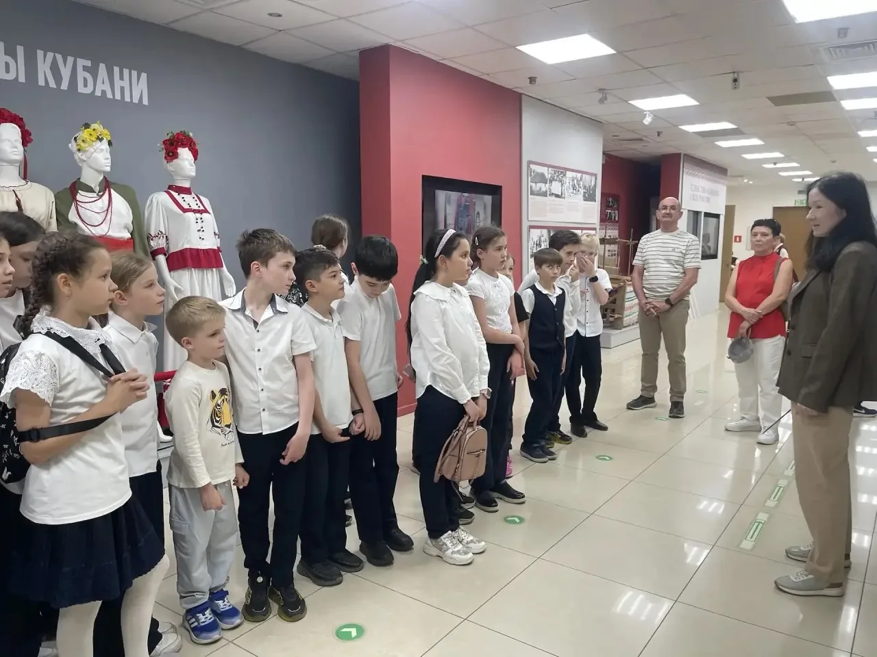 Учащиеся 3 «Г» класса посетили выставку «История Кубани. Земляки и соседи».  Ребята познакомились с 