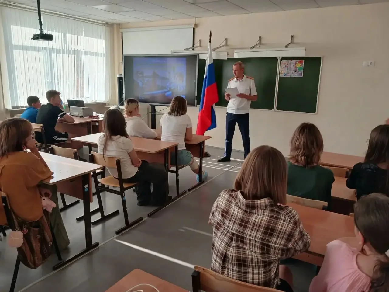 Сотрудник СК России провел для уфимских школьников классный час, посвященный Государств...