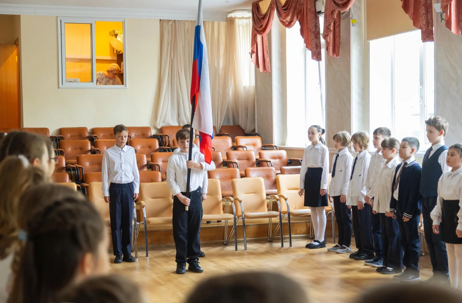 🇷🇺 Традиционно начинаем неделю с торжественной Церемонии поднятия флага Российской Федерации!    Сег