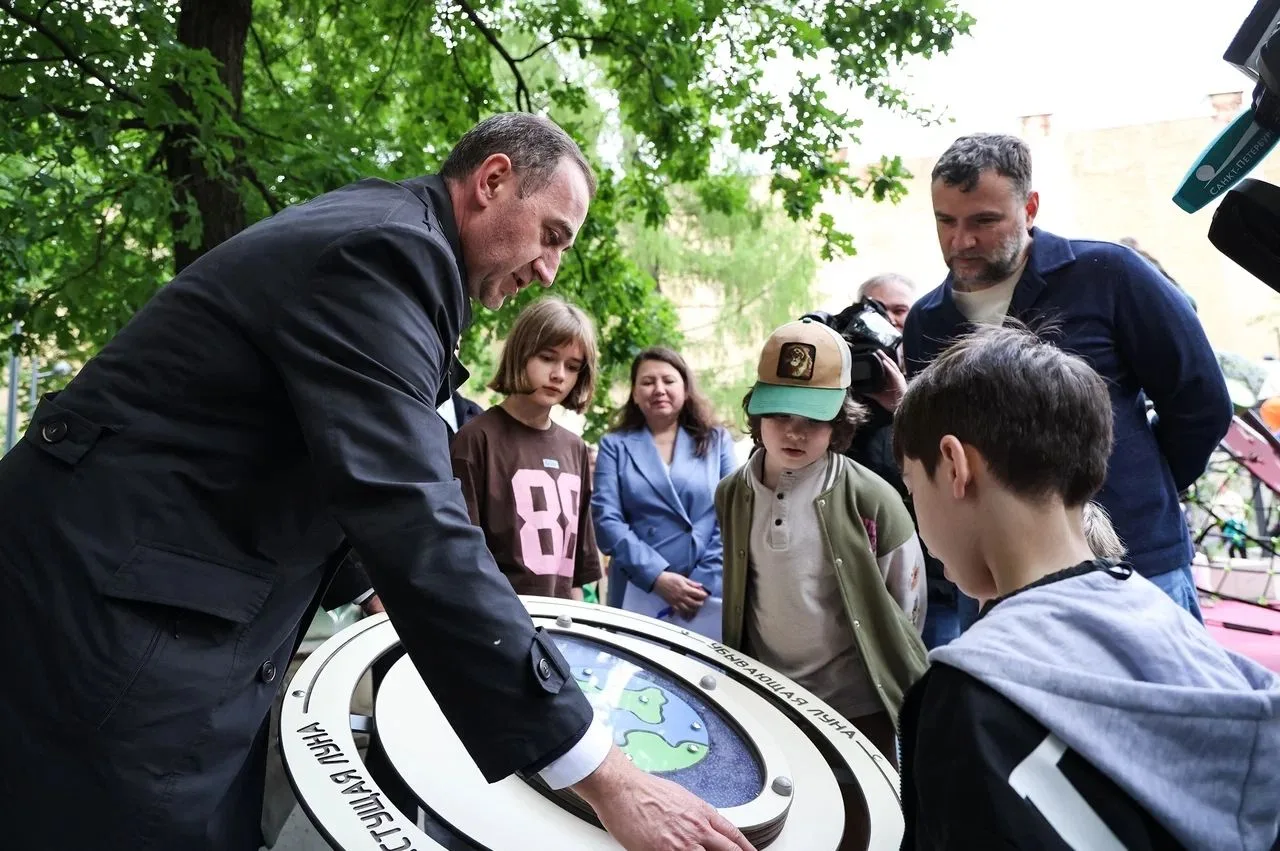 Лето в Петербурге — это не только прогулки по набережным и паркам. Это ещё и время, когда в городе о