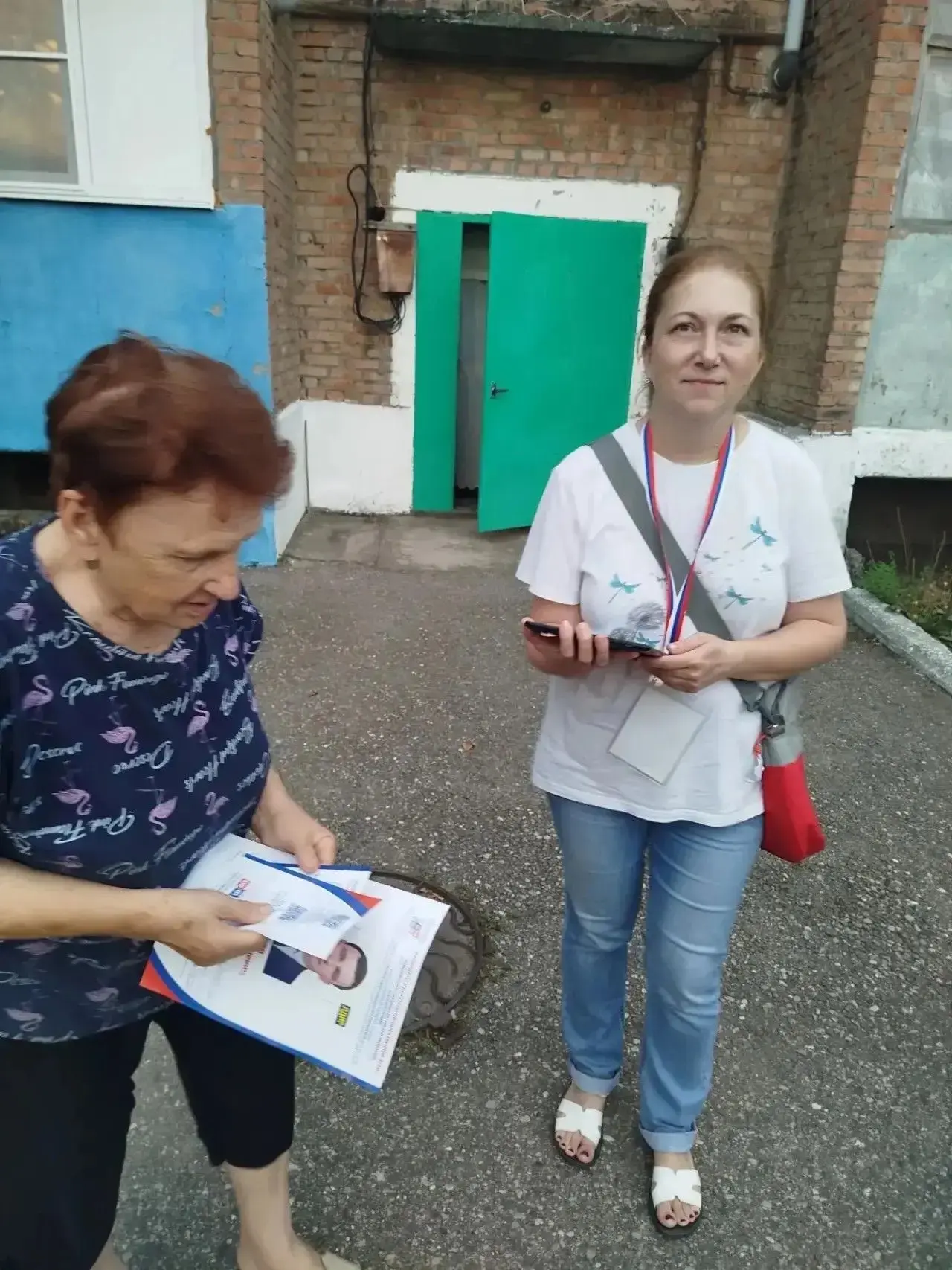 В поселке Садовом  полным ходом идет работа «ИНФОРМУИК». Жители с удовольствием общаютс...