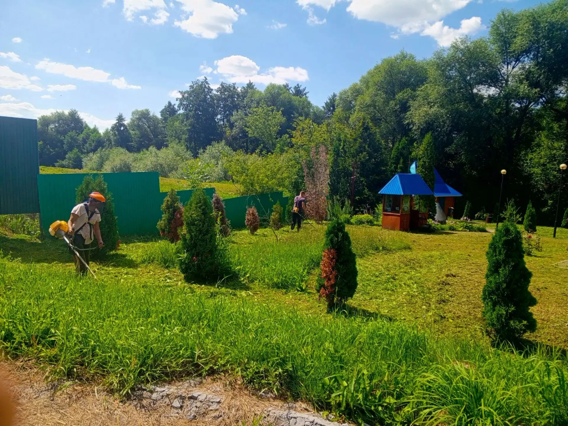В селе Верхнее Турово состоялся очередной субботник. Сотрудники администрации и библиот...