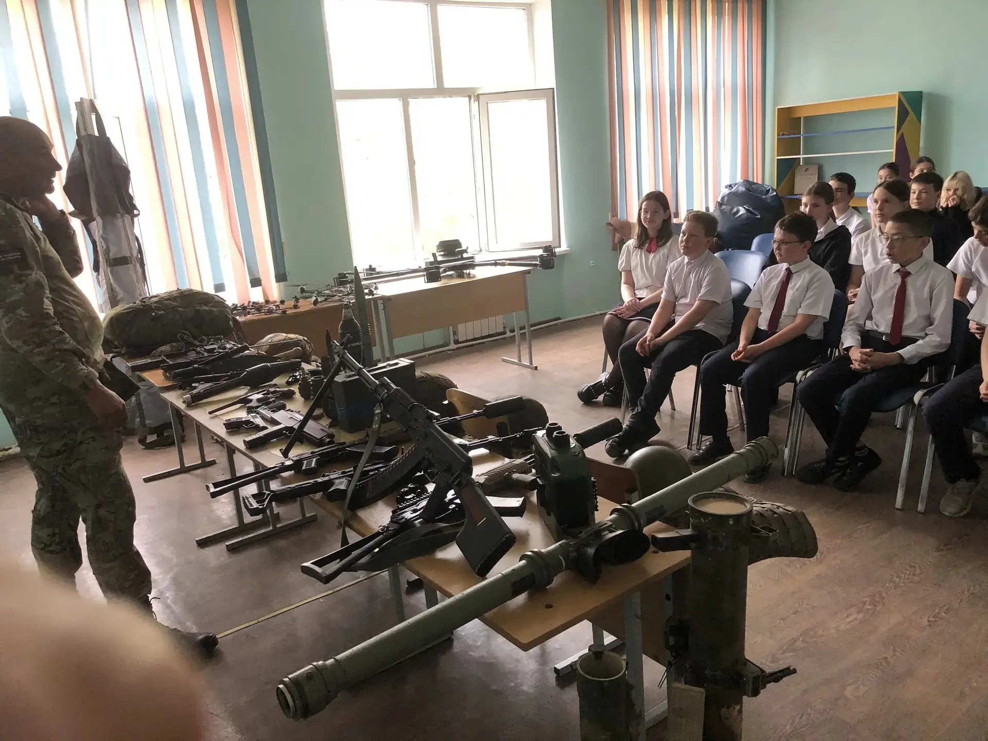 Связь поколений: в нашей школе прошел урок Мужества с выставкой оружия 🛡️  Сегодня в стенах нашей шк