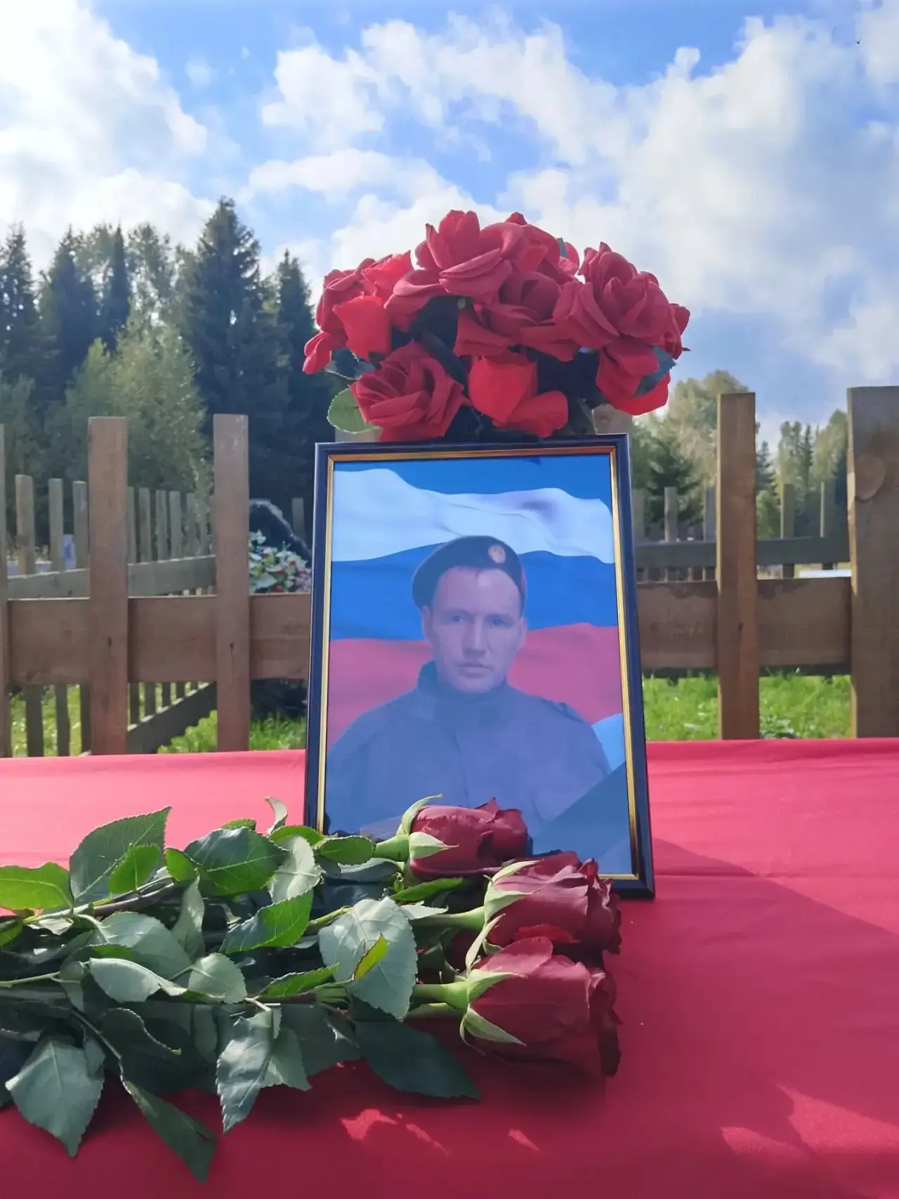 Сегодня в деревне Верхний Воч прошла церемония отдания воинских почестей рядовому Лодыг...
