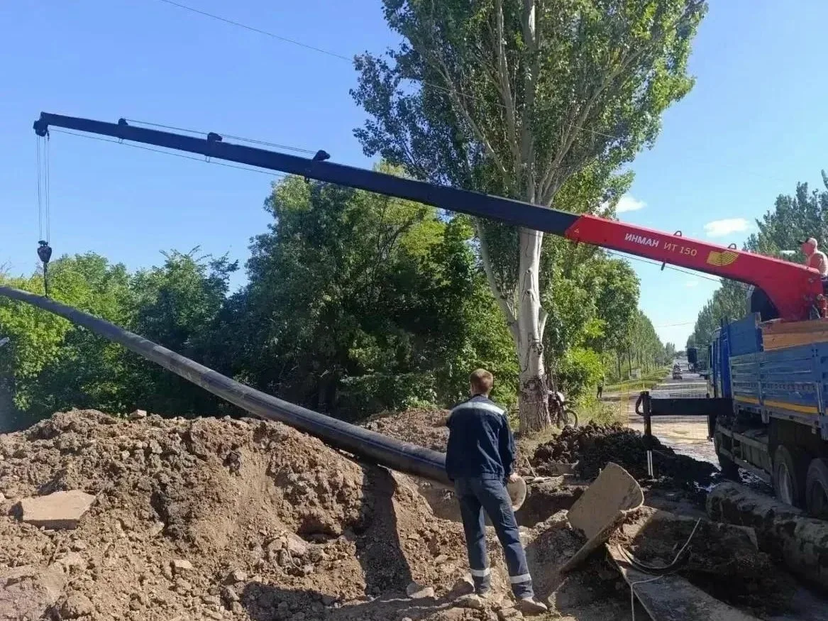 🔻«Вода Донбасса» продолжает работы по ремонту сетей в Енакиево