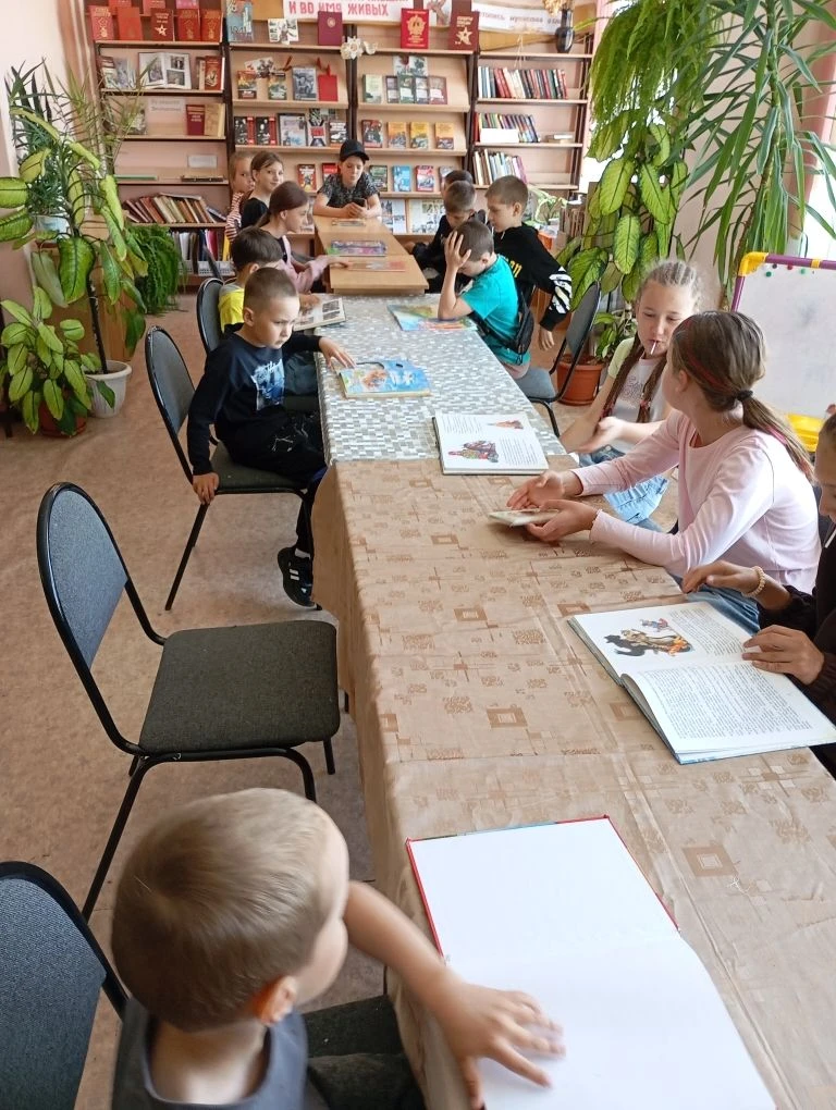 Специалист библиотеки поселка Талакан провела для детей интеллектуальную игру «Бабушкин сундук».
Биб