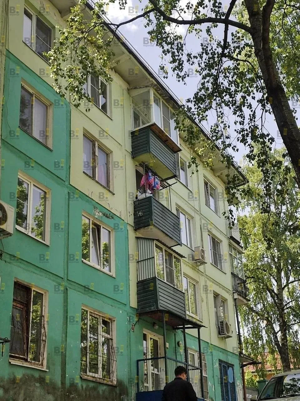 Шел 2026 год, а на балконах страны всё та же эпическая выставка пакетов😁  Можно уехать из 90-х, но 9