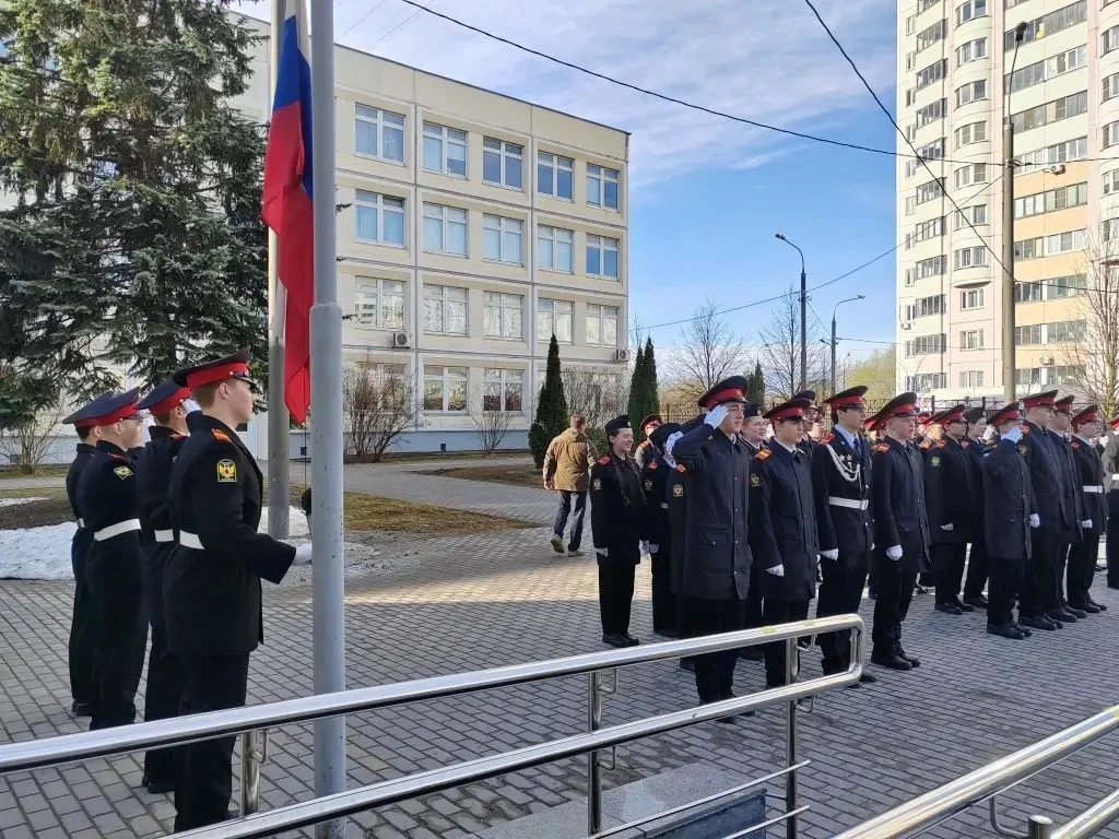 🇷🇺 Равнение на флаг!  Начинаем новую рабочую неделю с торжественной церемонии выноса Государственног