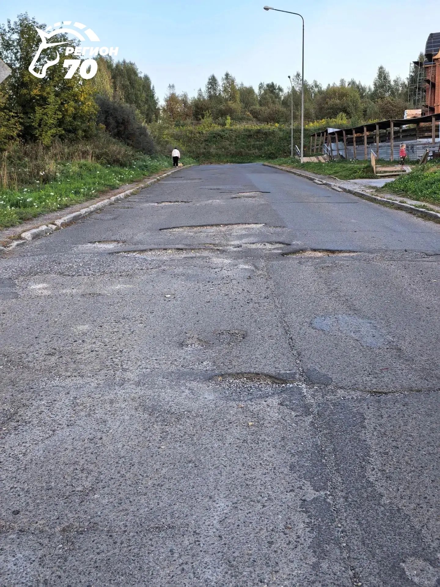 🗣 От подписчика 🤯 Дорога в микрорайоне 4-я и 5-я Заречная находится в аварийном состо...