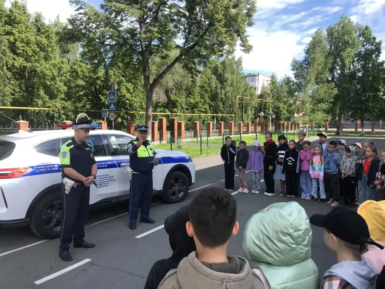 🌳Экологический день🌳

Сегодняшний день в нашем лагере начался с бодрой зарядки на свежем воздухе. 