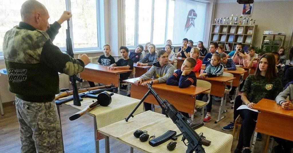Школьникам значительно усилят военную подготовку — Минпросвещения РФ.