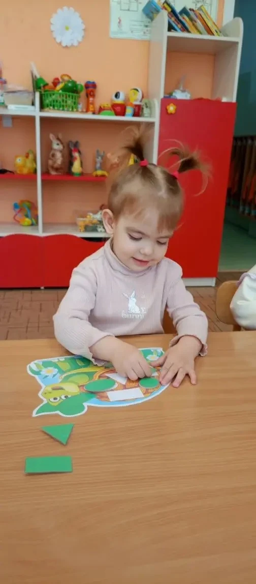 ✨ Маленькие исследователи цвета ✨

Сегодня ребята в яслях закрепляли знание цветов с помощью увлекат