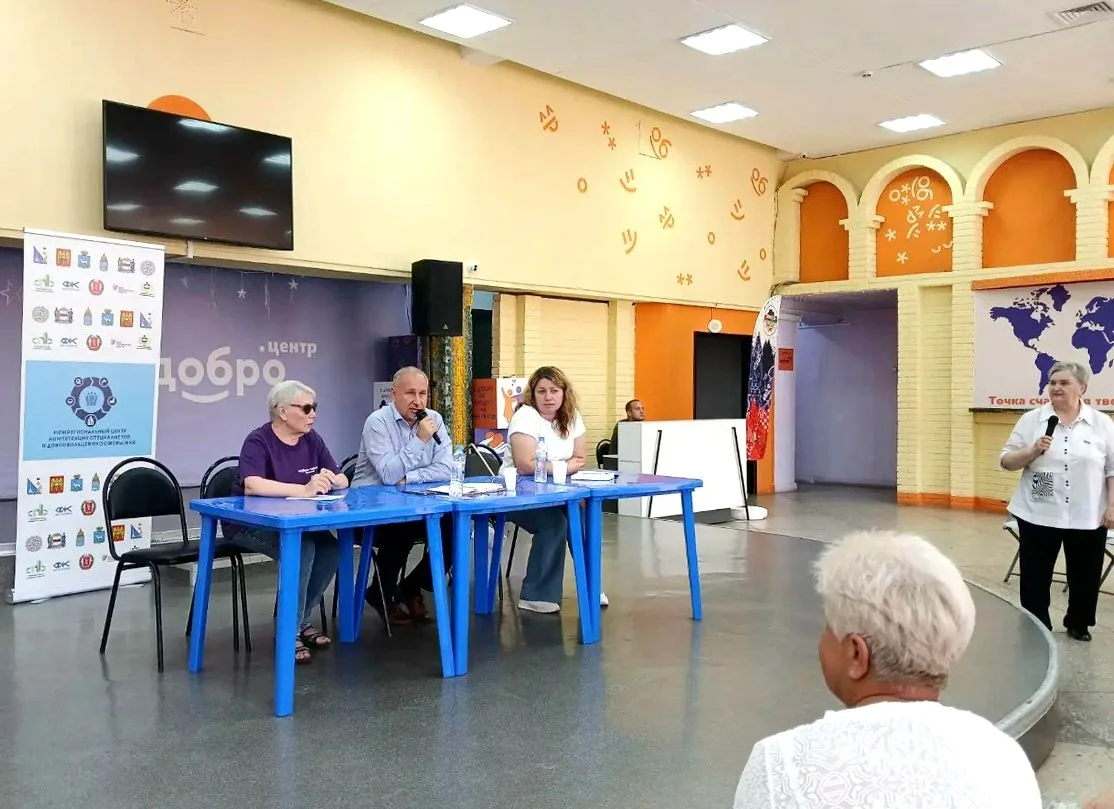 Встреча представителей власти и экспертов в сфере ЖКХ с жителями в «Добро.Центре» Волжского:
О чём г