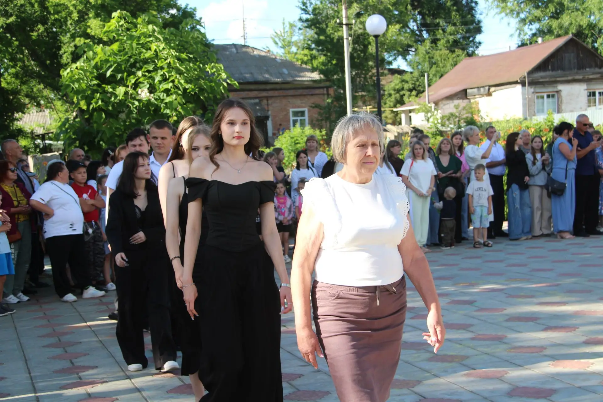 БАЛ ВЫПУСКНИКОВ✨

Вчера в городском парке состоялся Бал выпускников 2026года. 
Это был трогательный 