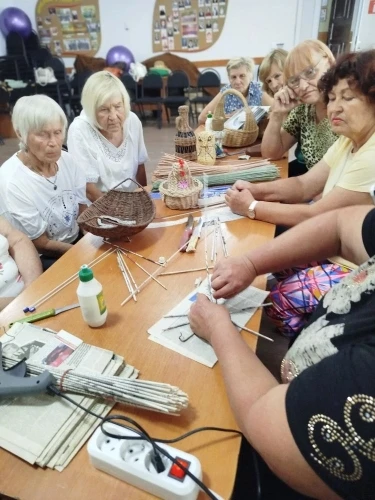 Творчество из бумаги. В рамках факультета «Мастерица» «Университета третьего возраста» в отделении д
