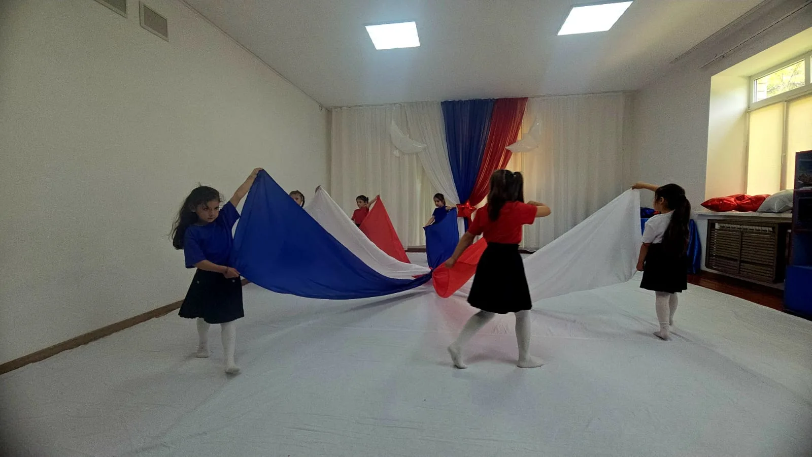 12 июня - ДЕНЬ РОССИИ!🇷🇺🇷🇺🇷🇺
Нам праздники для радости даны,
Мы знаем их немало, самых разных,