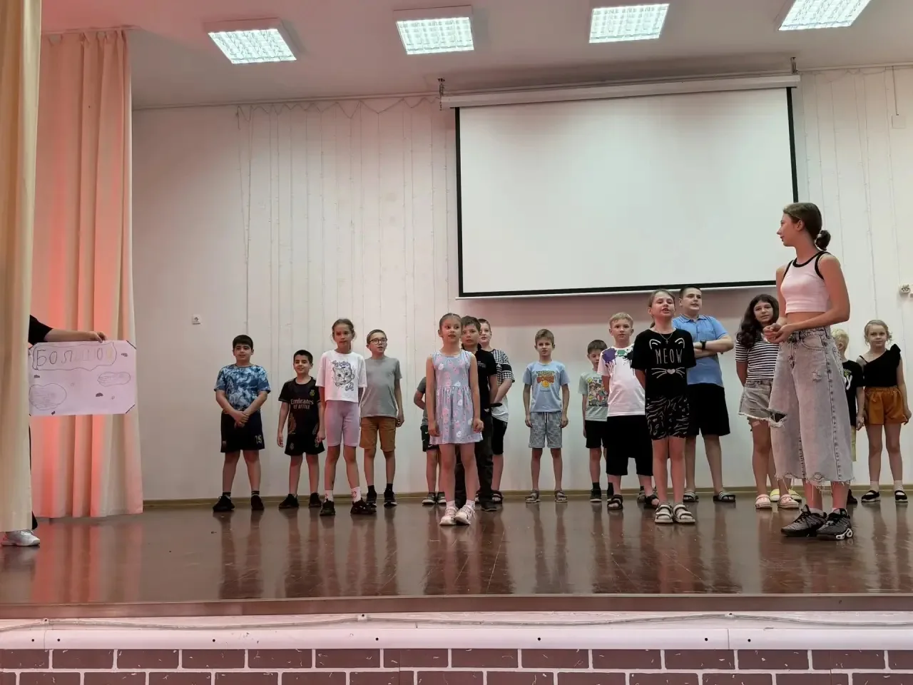 В школьном лагере с дневным пребыванием детей состоялся яркий и запоминающийся показ визиток отрядов