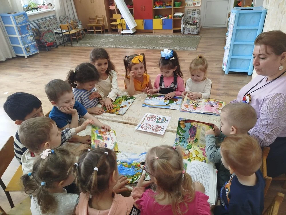 Дети любят рассматривать иллюстрации к любимым произведениям. Но иногда книжки рвутся. ...