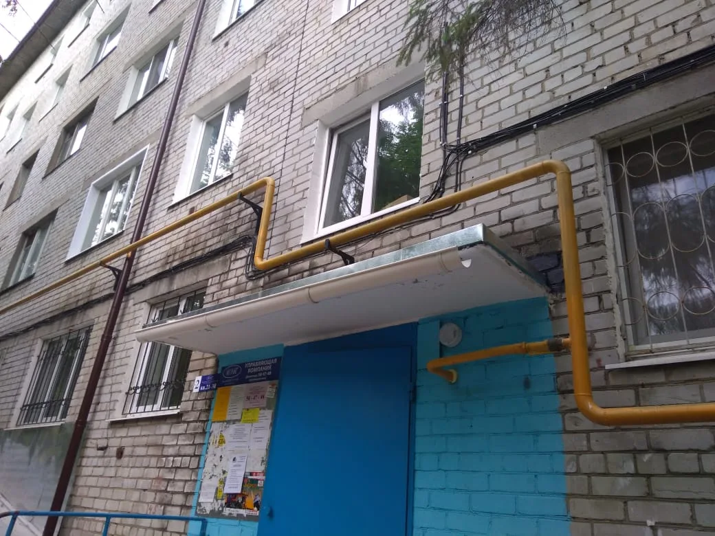 В Глазове девушка случайно выпала с третьего этажа