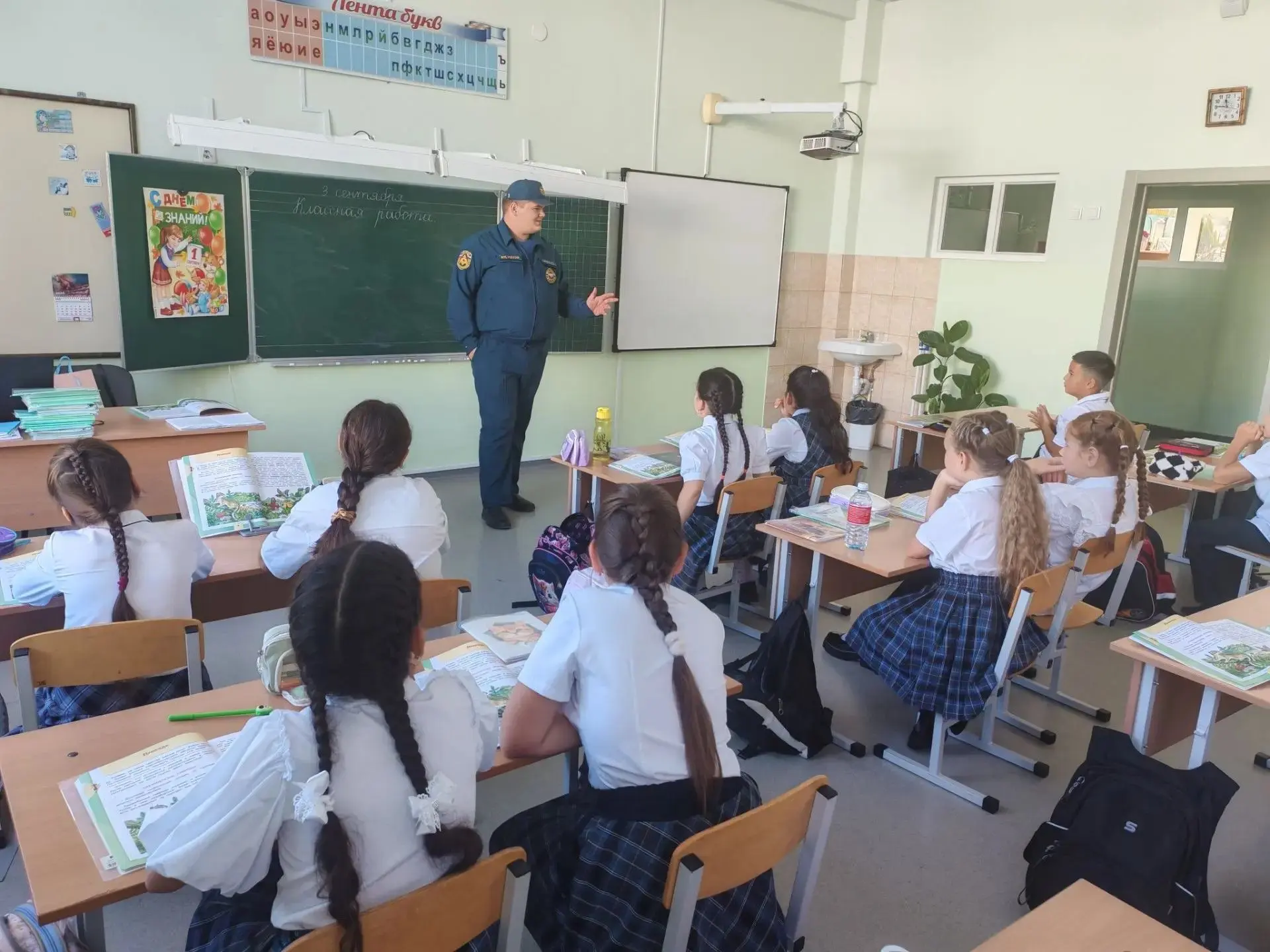 3 сентября в нашу школу с визитом пришел сотрудник МЧС Фролов Пересвет Егорович.
