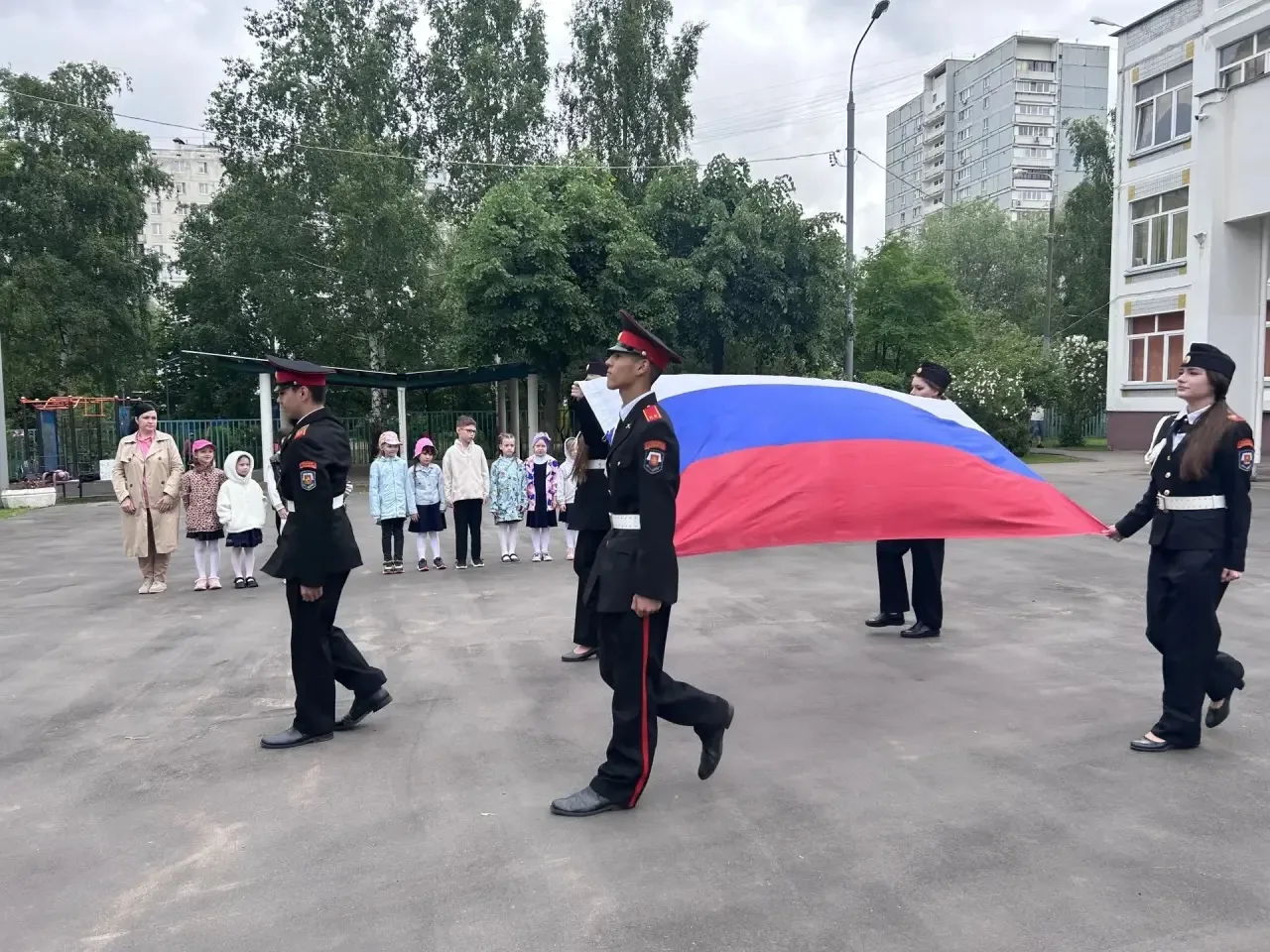 Доброе утро, школа 1095! ☀️  Этот понедельник — особенный для всех учеников, родителей и педагогов н