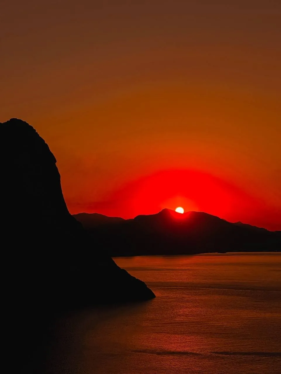 🌅 РАССВЕТ В НОВОМ СВЕТЕ

Море лечит. Такой у него сильный дар.
Я к нему прихожу на приём каждый год