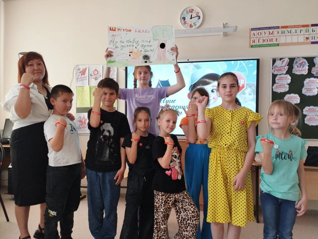 В лагере дневного пребывания «Родник» МБУДО «ЦДТ»  состоялось открытие смены "Движения Первых".
Все