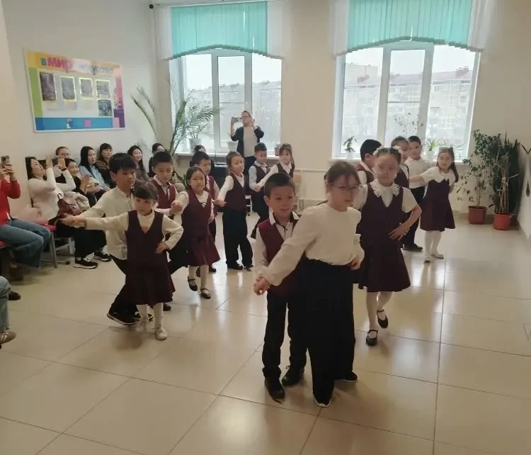💐 В преддверии 8 Марта в 1 «А» классе прошёл самый нежный и тёплый праздник для мам!  Наши маленькие
