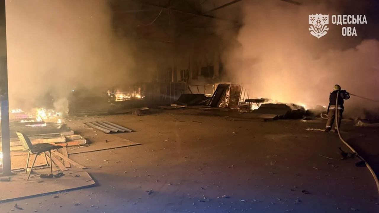 В Одессе после ночной атаки сильно сгорело предприятие