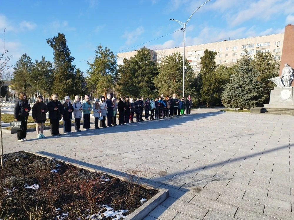 🇷🇺 Память, которой не будет конца Учащиеся нашей школы приняли участие в торжественном возложении цв