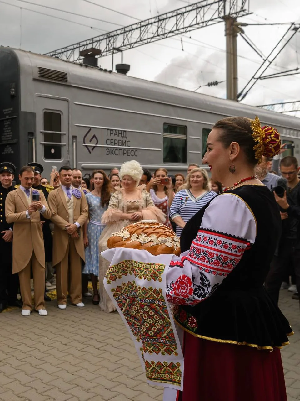 Ещё одна идея, куда выбраться на выходных, — фестиваль прямо на вокзале! 🚂