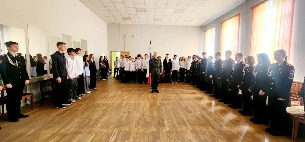 🇷🇺Понедельник в школе традиционно начался с  церемония поднятия Государственного флага и исполнения 